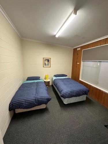 Cama o camas de una habitación en The Silver Bream Motel & Self Contained Units