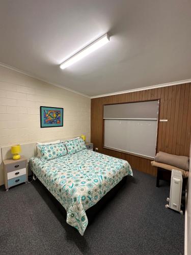Cama o camas de una habitación en The Silver Bream Motel & Self Contained Units