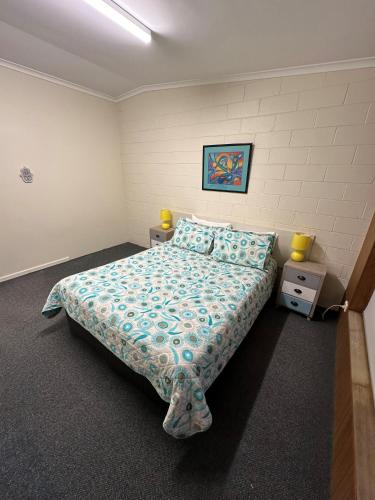 Cama o camas de una habitación en The Silver Bream Motel & Self Contained Units