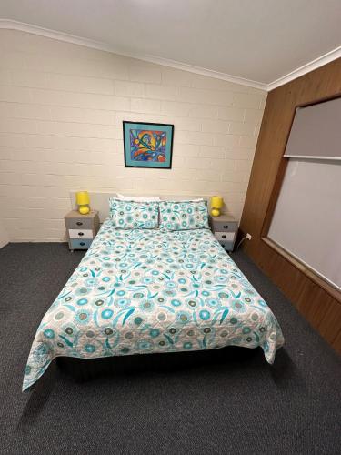Cama o camas de una habitación en The Silver Bream Motel & Self Contained Units