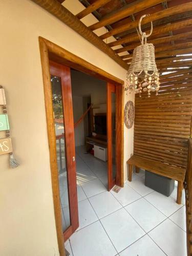un couloir d'une maison avec une table et un lustre dans l'établissement Flecheirasapê, à Flecheiras