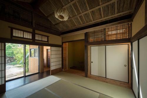 Postel nebo postele na pokoji v ubytování アイショウ 一日ひと組の宿