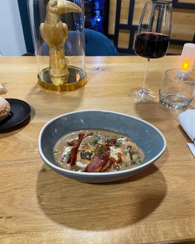 ホテルの敷地内または近くでの食事または食べ物