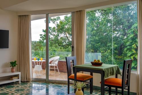 Ruang duduk di El Raso, Premium 1 BHK Apartments with Shared Pool, just 2 mins drive from famous Parra Coconut Tree Road, 24x7 Security, Kitchen, Daily Housekeeping