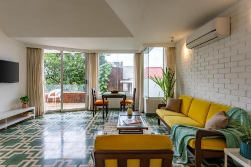 Televisyen dan/atau pusat hiburan di El Raso, Premium 1 BHK Apartments with Shared Pool, just 2 mins drive from famous Parra Coconut Tree Road, 24x7 Security, Kitchen, Daily Housekeeping