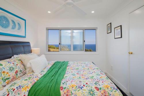 Katil atau katil-katil dalam bilik di Manor Del Monte - Poolside Bliss and Oceanfront Oasis