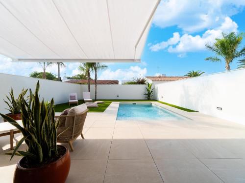 Sunny Villa by Platja Ardiaca