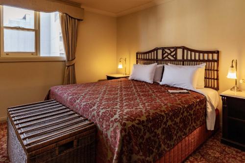 Ένα ή περισσότερα κρεβάτια σε δωμάτιο στο Hadley's Orient Hotel