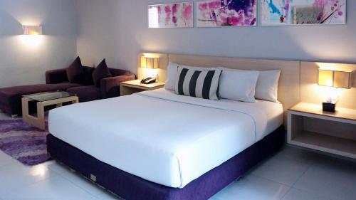 Katil atau katil-katil dalam bilik di Conjioo Hotel Kuta Managed By MHM