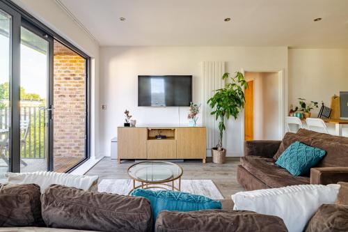 a living room with a couch and a tv at FMSS - City Luxe in London