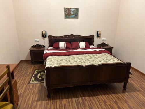 Una cama o camas en una habitación de Семейный номер