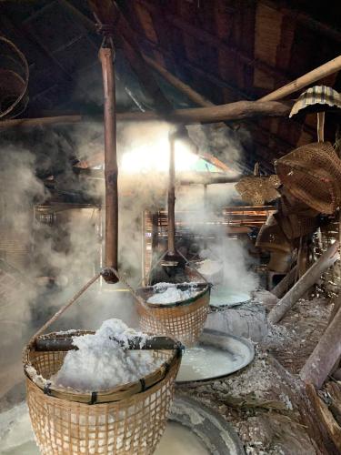 a kitchen with two baskets of snow and smoke at บ้านนาสลี cottage บ่อเกลือ in Ban Pha Khap