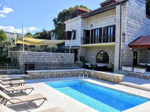 Beautiful villa with swimming pool and sea view