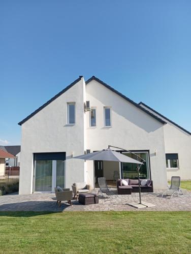 Apartment Vadrózsa, Privatgarten mit Seeblick