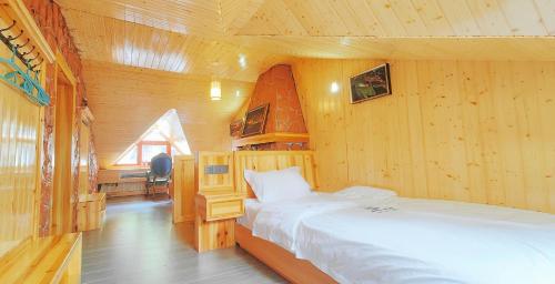 Postel nebo postele na pokoji v ubytování Dream in Fenghuang