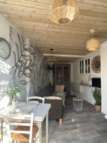 un salon avec un canapé et une table dans l'établissement La Dépendance 13D rue Pasteur, à Saint-Mandrier-sur-Mer
