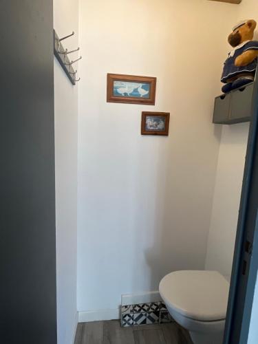 La salle de bains est pourvue de toilettes et de photos murales. dans l'établissement La Dépendance 13D rue Pasteur, à Saint-Mandrier-sur-Mer