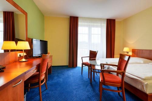Televiisor ja/või meelelahutuskeskus majutusasutuses Hotel Filipinum