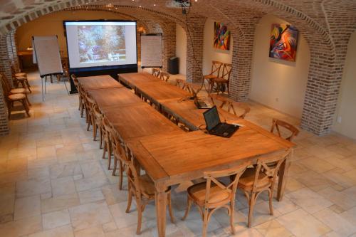 a large conference room with a long table and chairs at B&B Wisteria in Herne