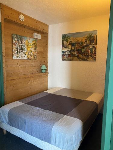 une chambre avec un lit dans une pièce dans l'établissement Hauts De Vanoise Appartements VTI, à Val Thorens