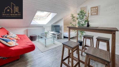 un salon avec un canapé rouge et une table dans l'établissement Studio 4pers - CHIC - Marignier, à Marignier