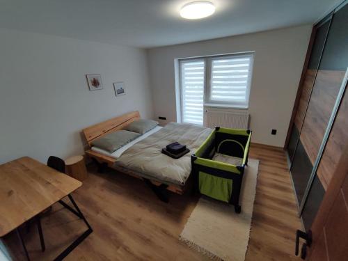 Un pat sau paturi într-o cameră la Apartmán v centre mesta Trstená