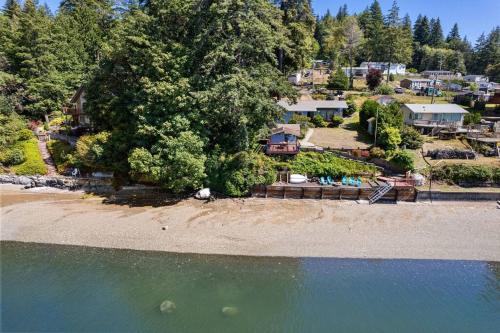 an aerial view of a beach with trees and houses at Captain's Retreat in Shelton