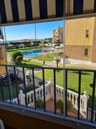 una ventana de un edificio con vistas a la piscina en Apartamento El Castillo, en Fuengirola