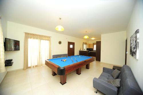 Biliár nebo kulečník v ubytování Villa Orsalia with private pool