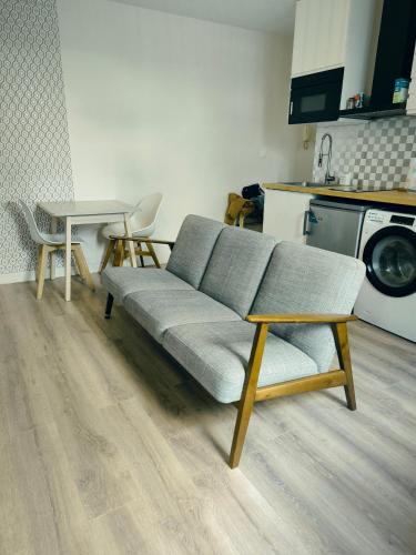 un salon avec un canapé et une table dans l'établissement studio proche de la gare, à Toulouse
