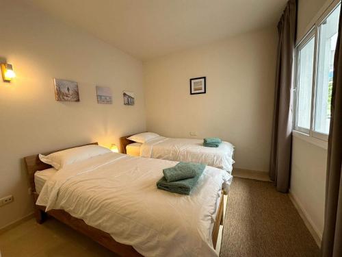 卡萨雷斯Alcazaba Lagoon 512的带窗户的房间里有两张单人床