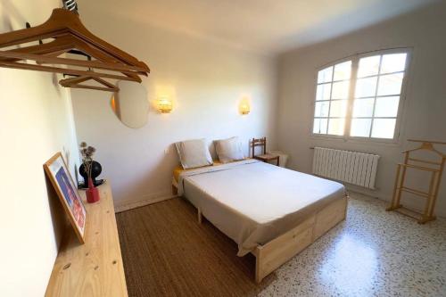 une chambre avec un grand lit et une fenêtre dans l'établissement Mas Provençal Privé avec Piscine sans vis à vis en plein Cœur du Luberon, à La Motte-dʼAigues