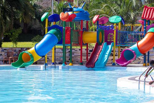 Πισίνα στο ή κοντά στο The Grand Royal Swiss Hotel