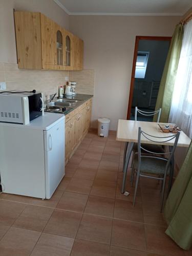 Bor Apartmanház 8315 Gyenesdiás, Pici utca 3. kép - 3