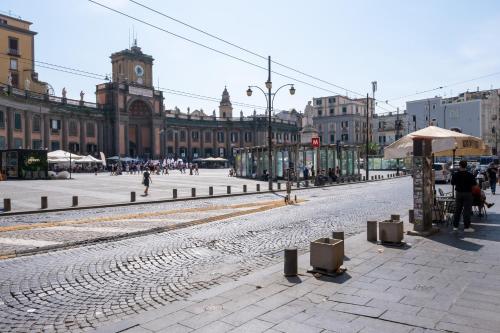 pusta ulica w mieście z budynkiem w obiekcie Colibrì a Piazza Dante w mieście Neapol