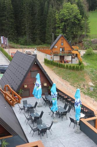 an overhead view of a patio with chairs and umbrellas at Planinska Kraljica in Gornje Pale