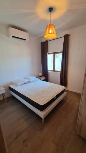 - une chambre avec un lit, une fenêtre et un plafond dans l'établissement appartement 2 pièces rénové de 45 m2, à 2 pas du centre historique, à Vence