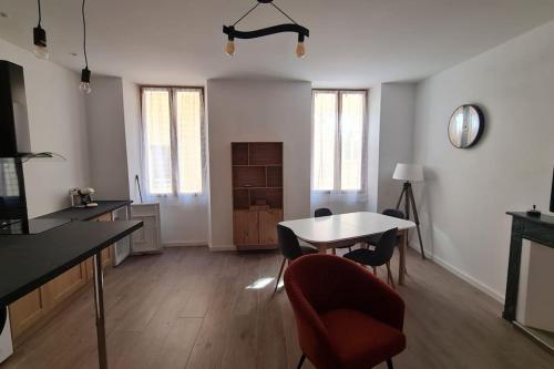 un grand salon avec une table et des chaises dans l'établissement appartement 2 pièces rénové de 45 m2, à 2 pas du centre historique, à Vence
