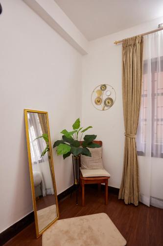 a mirror and a chair in a room at Apartment at KTM in Bālāju