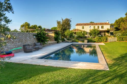 une piscine dans la cour d'une maison dans l'établissement Mas Au pays des Alpilles, à Eygalières