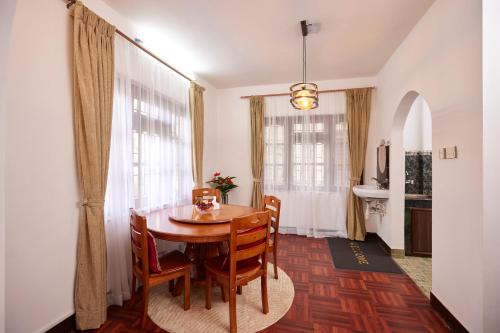 a dining room with a table and chairs at Apartment at KTM in Bālāju