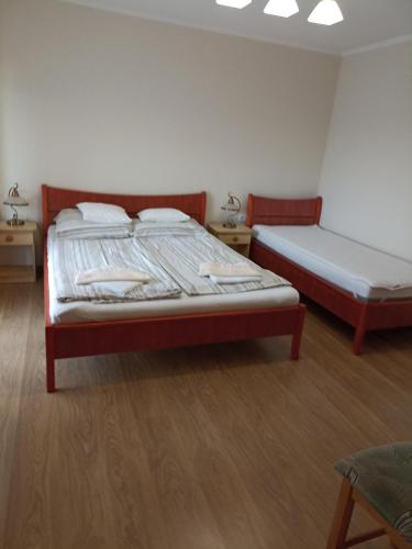 Postel nebo postele na pokoji v ubytování Bor Apartmanház