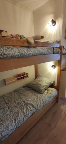 deux lits superposés dans une chambre avec un lit dans l'établissement Studio Arcachon, quartier de l'Aiguillon, à Arcachon