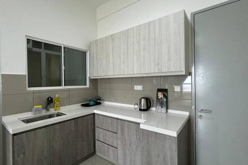 Kuchyň nebo kuchyňský kout v ubytování NEW! Amber Cove - 2 Bedrooms 2 Bathrooms l 4-7 Pax l WiFi l Near Jonker