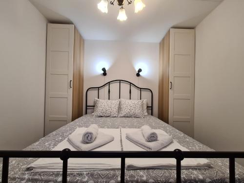 a bedroom with a bed with towels on it at Bakina kuća za odmor in Sveti Ivan Žabno