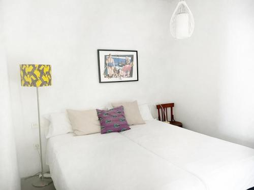 A bed or beds in a room at JUREL, cómodo estudio junto al mar