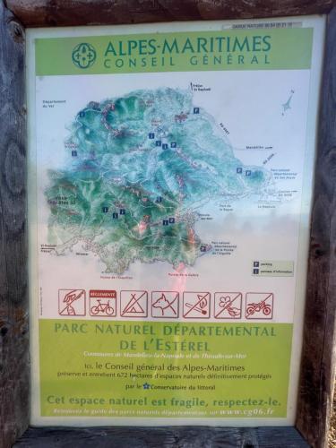 a sign at the entrance to the mage national der sanctuaries of ves at Appartement JEAN BART , avec parking privé, meublé tourisme classé 3 étoiles in Mandelieu-la-Napoule