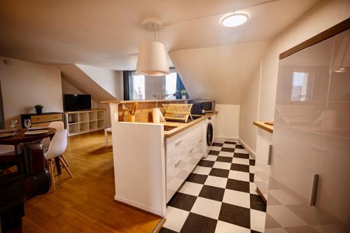 a kitchen with a black and white checkered floor at Beach à Bâbord - plage 400m, 4 Personnes, Le Havre in Le Havre