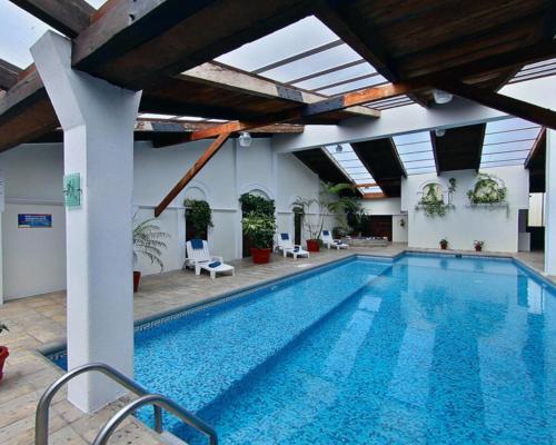 a swimming pool in a building with a swimming pool at Mision Xalapa Plaza de las Convenciones in Xalapa