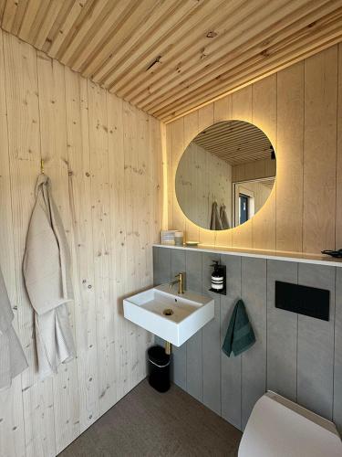 une salle de bain avec un lavabo et un miroir dans l'établissement Vineyard Cabins at Château Puynard, à Berson